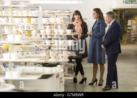 La Duchessa di Cambridge, parla con Emma Bridgewater e suo marito Matthew Rice, durante una visita alla fabbrica Emma Bridgewater di Stoke-on-Trent, Staffordshire, per vedere la produzione di una tazza che l'azienda ha lanciato a sostegno dell'ospedale pediatrico dell'East Anglia. Foto Stock