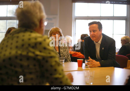 Il primo ministro David Cameron ha parlato ad un evento di Dementia Friends, Alzheimer's Society presso il Clare Charity Center di Saunderton, Buckinghamshire. Foto Stock