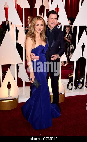 John Travolta e la moglie Kelly Preston arrivano all'87esimo Academy Awards tenutosi al Dolby Theatre di Hollywood, Los Angeles, California, USA, febbraio 22, 2015. Foto Stock