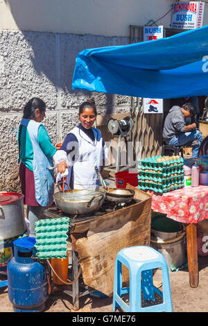 I fornitori di prodotti alimentari a San Pedro mercato in Cusco, Perù Foto Stock