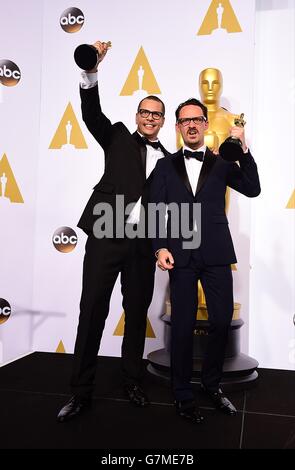 Mat Kirkby e James Lucas (a sinistra) con il premio per il miglior cortometraggio d'azione dal vivo per 'The Phone Call', nella sala stampa dell'87esimo Academy Awards tenutosi al Dolby Theatre di Hollywood, Los Angeles, CA, USA, 22 febbraio 2015. Foto Stock