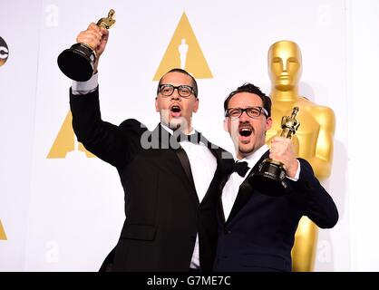 **** Mat Kirkby e James Lucas (a sinistra) con il premio per il miglior cortometraggio d'azione dal vivo per 'The Phone Call', nella sala stampa dell'87esimo Academy Awards tenutosi al Dolby Theatre di Hollywood, Los Angeles, CA, USA, 22 febbraio 2015. Foto Stock