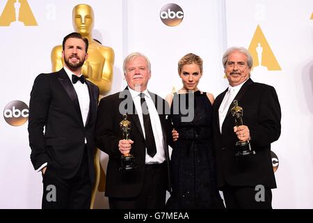 **** Alan Robert Murray (estrema destra) e UB Asman (seconda a sinistra) con il premio per il miglior editing sonoro per 'American Sniper', insieme ai relatori Chris Evans e Sienna Miller, nella sala stampa dell'87esimo Academy Awards tenutosi al Dolby Theatre di Hollywood, Los Angeles, CA, USA, febbraio 22, 2015. Foto Stock