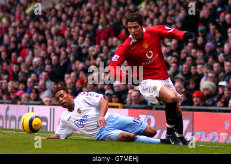 Fa Barclays Premiership - Manchester United / Aston Villa - Old Trafford. Cristiano Ronaldo del Manchester United salta intorno a Ulises De la Cruz di Aston Villa Foto Stock