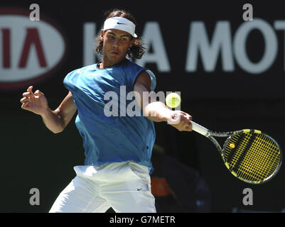 Tennis - Australian Open 2005 - Quarta tornata femminile. Rafael Nadal in Spagna gioca una potente mano d'avanti durante la sua partita contro Lleyton Hewitt in Australia Foto Stock