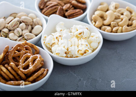 Varietà di snack sani in bianco bocce Foto Stock