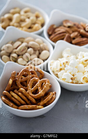 Varietà di snack sani in bianco bocce Foto Stock