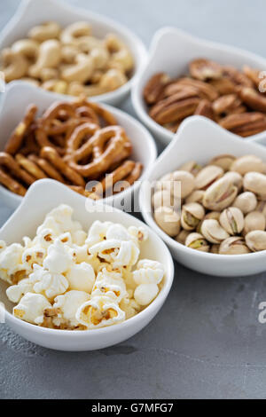 Varietà di snack sani in bianco bocce Foto Stock
