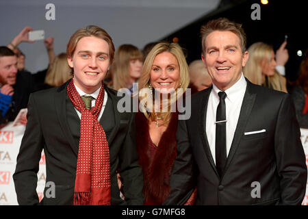 Bradley Walsh (a destra) e sua moglie Donna con il figlio Barney in arrivo per i National Television Awards 2015 alla O2 Arena di Londra. Foto Stock