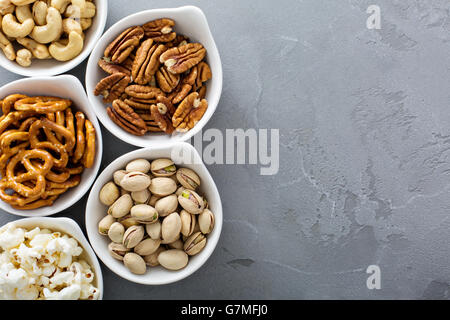 Varietà di snack sani in bianco bocce Foto Stock