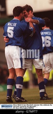 Calcio - Carling Premiership - Leicester City / Derby County. Steve Walsh e Ian Marshall, Leicester City celebrano il trucco del cappello segnato da Ian Marshall Foto Stock