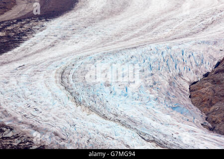 La curvatura, vista sfuggente di salmone Glacier Ice e il suo esposto terreno roccioso. Foto Stock