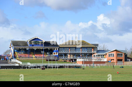 Una vista generale della tribuna all'Ippodromo di Leicester Foto Stock