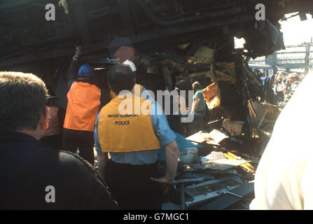 I soccorritori che cercano di raggiungere i passeggeri intrappolati dopo l'incidente del treno espresso London Euston-Glasgow all'avvicinamento alla stazione di Trent Valley di Nuneaton. Foto Stock