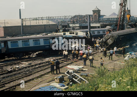 I soccorritori tra i relitti dopo l'incidente del treno espresso London Euston-Glasgow all'avvicinamento alla stazione della Trent Valley di Nuneaton. Foto Stock