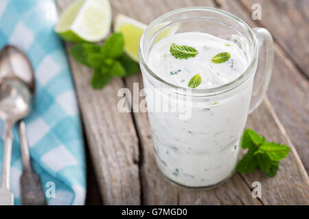 La menta e lime salsa di yougurt Foto Stock