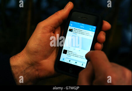 App stock. L'applicazione Twitter è visualizzata su un iPhone 4S Apple. Foto Stock