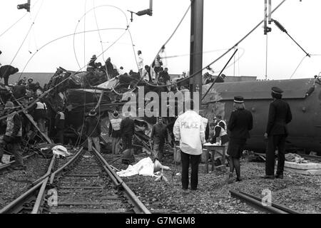 Soccorritori tra i relitti del treno espresso London Euston-Glasgow, che si è schiantato all'avvicinarsi alla stazione Trent Valley di Nuneaton. Foto Stock