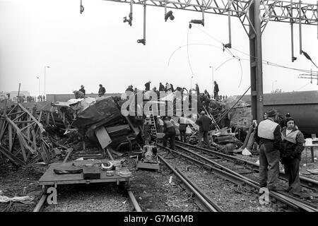 Soccorritori tra i relitti del treno espresso London Euston-Glasgow, che si è schiantato all'avvicinarsi alla stazione Trent Valley di Nuneaton. Foto Stock