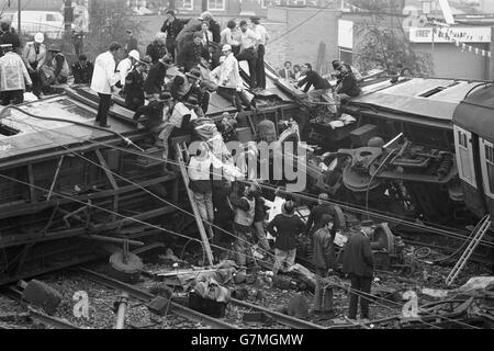 Caos alla stazione di Trent Valley di Nuneaton dopo il deragliamento del treno Sleeper Train di Euston-Glasgow. Foto Stock