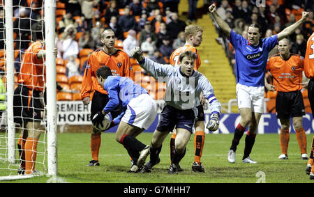 Calcio - Royal Bank of Scotland Premiership Scottish Football - Dundee United / Glasgow Rangers - Tinnadice Park. Stefan Klos (centro), portiere di Rangers, festeggia nel passaparola Dundee United seguendo l'equalizzatore del compagno di squadra Hamed Namouchi Foto Stock