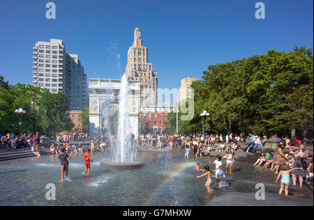Bambini che giocano in Washington Square Fontana nel Greenwich Village di New York City Foto Stock
