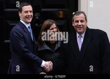 Il governatore del New Jersey Chris Christie (destra) e sua moglie Pat incontrano il Cancelliere George Osborne al n. 11 Downing Street, Londra. Foto Stock