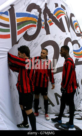 Yeading giocatori firmano la bandiera d'offerta di Londra 2012 al club di calcio Yeading. Yeading Face Newcastle unita nella fa Cup 3° round a Loftus Road, Londra la domenica. Foto Stock