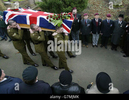 Il funerale militare del secondo tenente Richard Annands, il primo vincitore della Croce Vittoria nella seconda guerra mondiale. Foto Stock