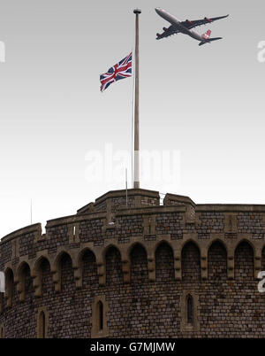 L'Union Jack vola a metà palo a mezzogiorno durante un silenzio di tre minuti per ricordare le vittime. Foto Stock