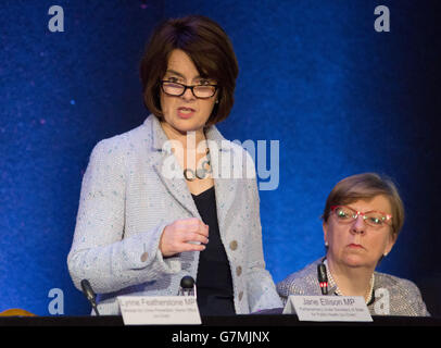 Il ministro della Sanità pubblica Jane Ellison, seguito dal direttore dei pubblici ministeri Alison Saunders, parla a un evento in occasione della Giornata internazionale della tolleranza zero verso la mutilazione genitale femminile (MGF) al Millennium Gloucester Hotel di Londra. Foto Stock