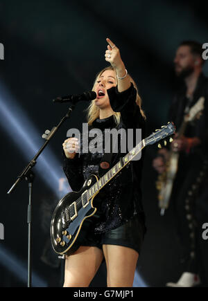 Ellie Goulding performing live sulla fase della piramide presso il festival di Glastonbury, presso l'azienda agricola degna in Somerset. Foto Stock