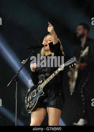 Ellie Goulding performing live sulla fase della piramide presso il festival di Glastonbury, presso l'azienda agricola degna in Somerset. Foto Stock