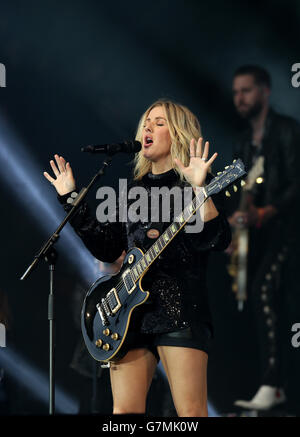 Ellie Goulding performing live sulla fase della piramide presso il festival di Glastonbury, presso l'azienda agricola degna in Somerset. Foto Stock