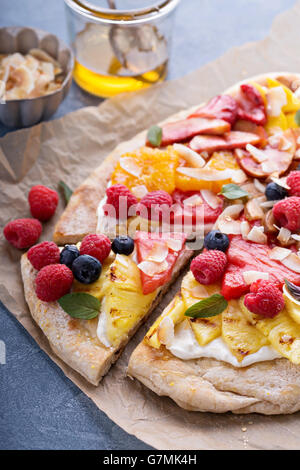 Frutta grigliata pizza con miele Foto Stock