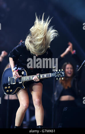 Ellie Goulding eseguendo sulla fase della piramide presso il festival di Glastonbury, presso l'azienda agricola degna in Somerset. Foto Stock