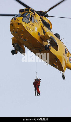 Un elicottero di soccorso aereo salva qualcuno dal tetto del Centro Civico. Foto Stock