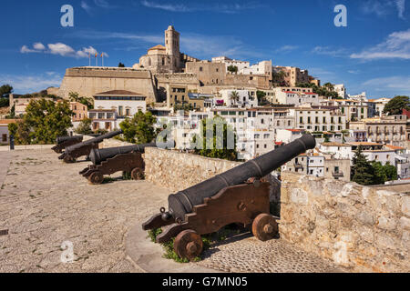 La Dalt Vila, la parte vecchia della città di Ibiza, dominata dalla Cattedrale, e cannone montato sulle pareti della città. Foto Stock