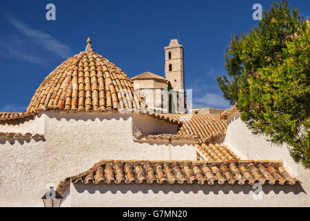 Tetti di Dalt Vila, la parte vecchia della città di Ibiza, dominata dalla Cattedrale, Ibiza, Spagna. Foto Stock