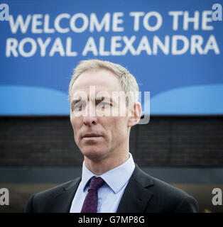 Il leader laburista scozzese Jim Murphy durante una visita al Royal Alexandra Hospital di Paisley, Scozia, mentre il Labor lancia un nuovo attacco al governo scozzese sulla sua gestione dell'NHS. Foto Stock