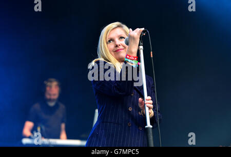 Sarah Cracknell di Saint Etienne esibirsi sul palco del Parco presso il festival di Glastonbury, presso l'azienda agricola degna in Somerset. Foto Stock