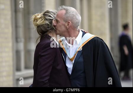 DJ e produttore Fatboy Slim, vero nome Norman Cook, si pone per i fotografi con la moglie Zoe Ball prima di ricevere l'Alumnus Award dall'Università di Brighton dove ha studiato negli anni '80. Foto Stock