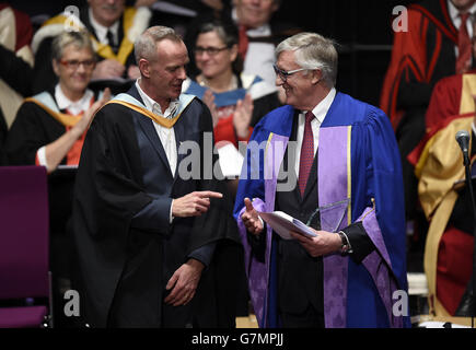 DJ e produttore Fatboy Slim, vero nome Norman Cook, (a sinistra) chiacchiera con Lord John Mogg, prima di ricevere l'Alumnus Award dall'Università di Brighton dove ha studiato negli anni '80. Foto Stock