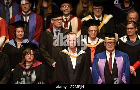 DJ e produttore Fatboy Slim, vero nome Norman Cook, (fronte centrale) prima di ricevere l'Alumnus Award dall'Università di Brighton dove ha studiato negli anni '80. Foto Stock