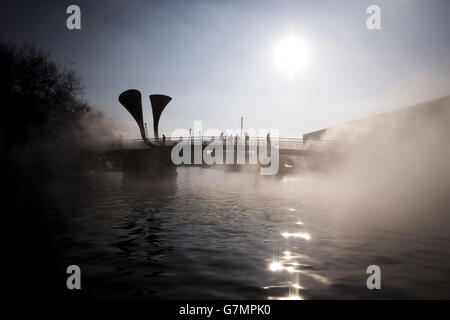 L'artista giapponese Fujiko Nakaya crea un ponte di nebbia attraverso il porto di Bristol per celebrare lo status di capitale verde europea. Foto Stock