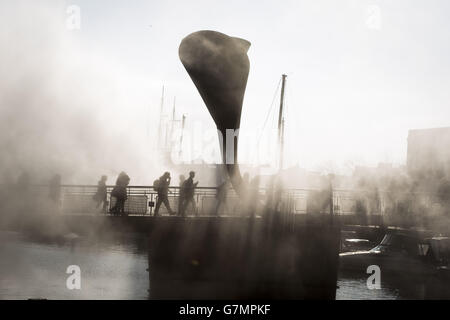 L'artista giapponese Fujiko Nakaya crea un ponte di nebbia attraverso il porto di Bristol per celebrare lo status di capitale verde europea. Foto Stock