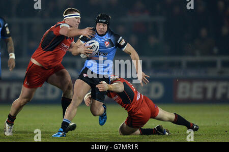 St Helens Jonny Lomax viene affrontato da Scott Taylor (a sinistra) di Salford Red Devils e Jordan Walne durante la prima partita di Utility Super League all'AJ Bell Stadium di Salford. Foto Stock