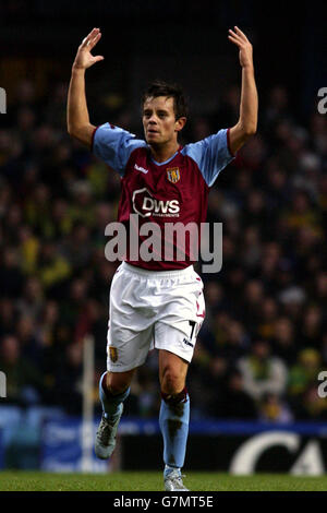 Lee Hendrie di Aston Villa festeggia il loro secondo goal Foto Stock