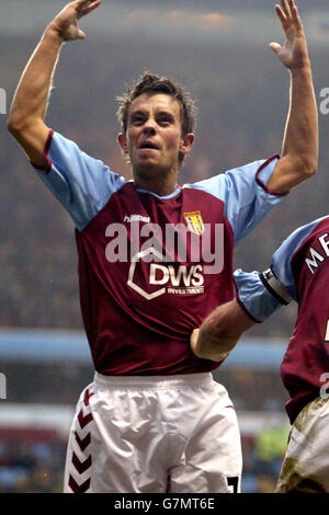 Lee Hendrie di Aston Villa celebra il suo obiettivo contro Norwich City Foto Stock