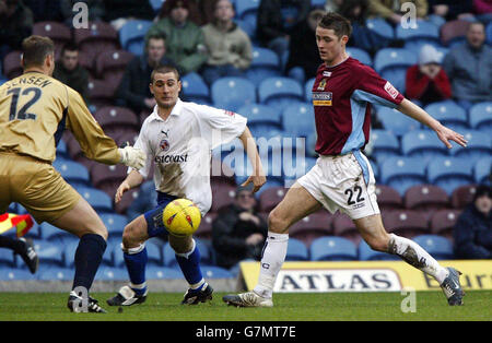 Gary Cahill di Burnley (a destra) e il portiere Brian Jensen (a sinistra) difendono la palla da Nicky Forster di Reading (al centro). Foto Stock